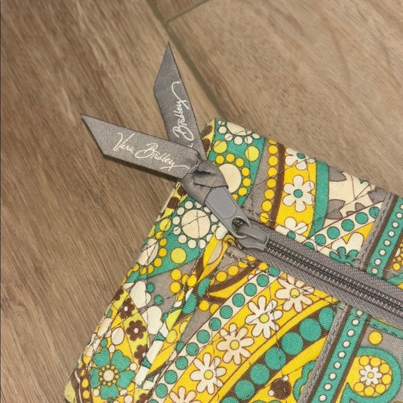 Vera Bradley Lemon Parfait Trifold Clutch Wallet in cotton material - Picture 4 of 6